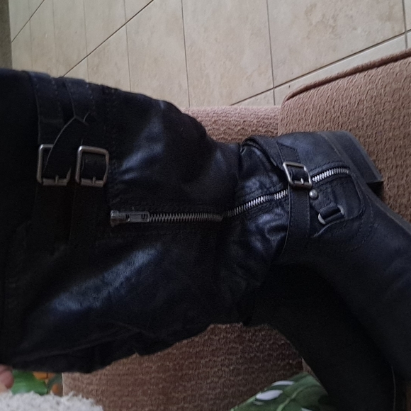 So boots - Picture 2 of 3